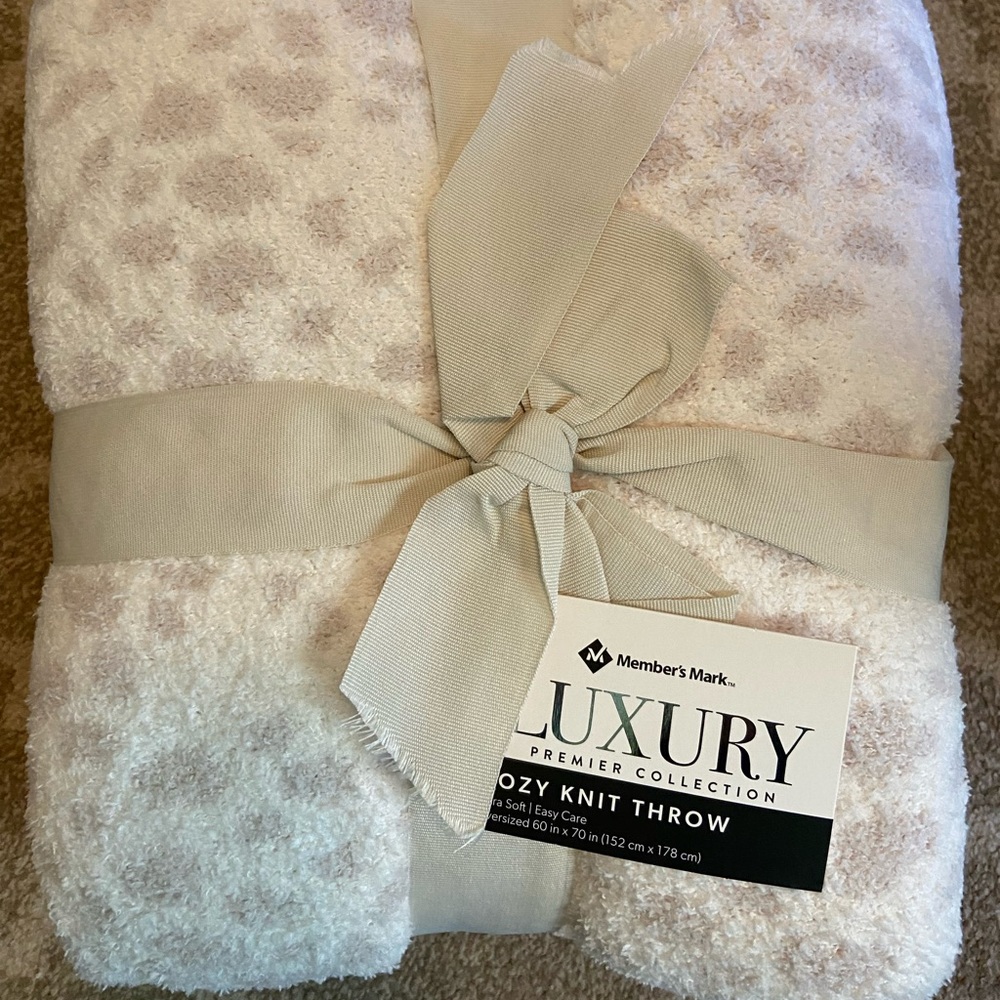 NWT Luxury Premier Collection Cozy Knit Throw